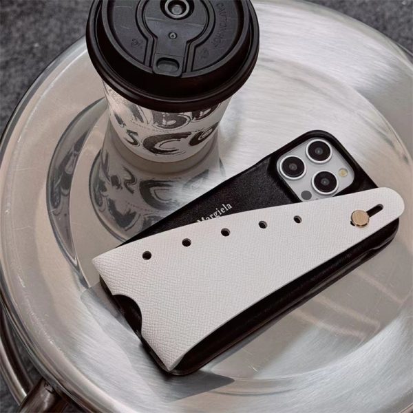 マルジェラ スマホケース ハイ ブランドコピー iphone16/16pro ケース maison margiela 携帯 ケース アイフォン15/15pro ケース ブランド iphoneケース おしゃれ ベルト 付き カップル お揃い - 画像 (5)