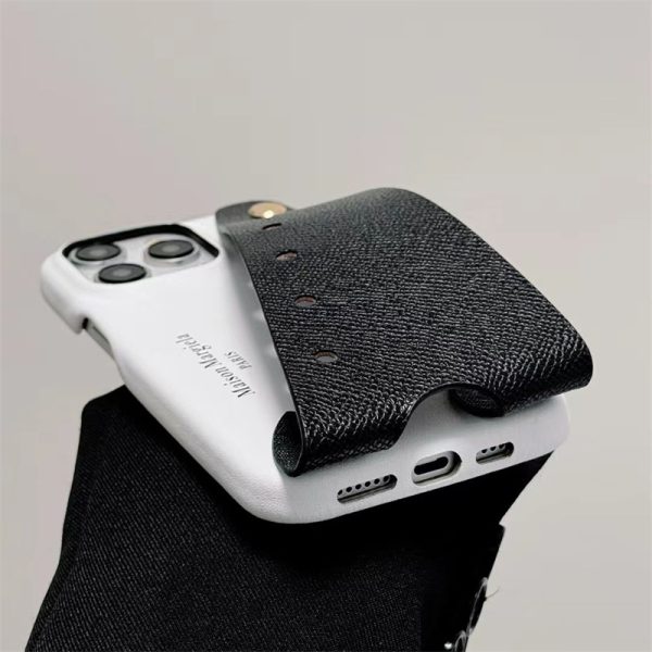 マルジェラ スマホケース ハイ ブランドコピー iphone16/16pro ケース maison margiela 携帯 ケース アイフォン15/15pro ケース ブランド iphoneケース おしゃれ ベルト 付き カップル お揃い - 画像 (9)